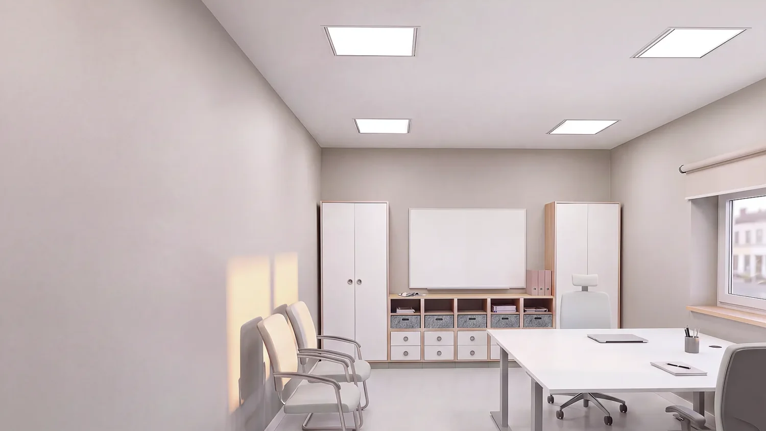 Besprechungs- und Arbeitsraum mit Schreibtisch, Bürostuhl, Besucherstühlen, Whiteboard und Materialschränken.
