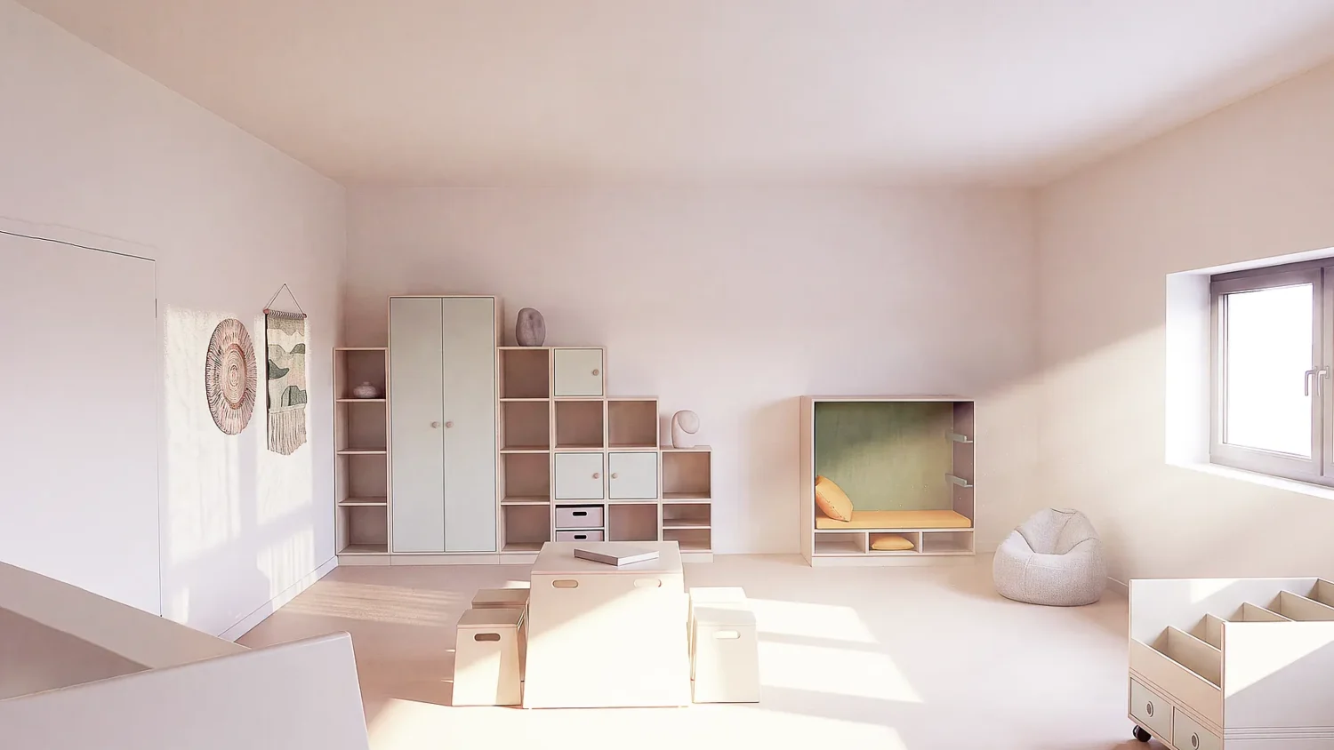 Förderraum mit Regalwand, Schrank, gepolsterter Nische und niedrigen Podestelementen auf hellem Boden.